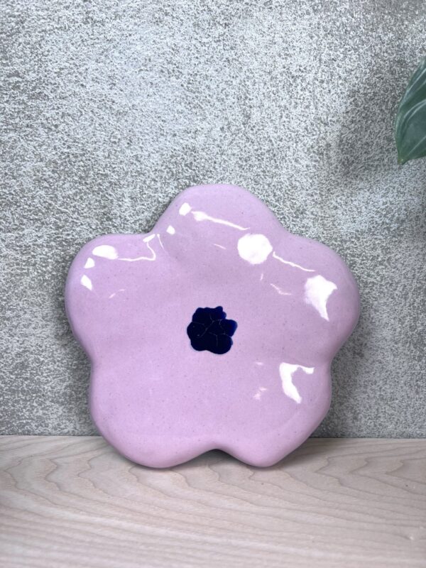 Pinkki kukka seinäveistos