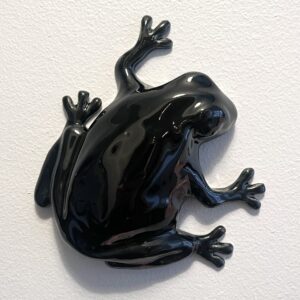 Sammakko -seinäveistos, musta