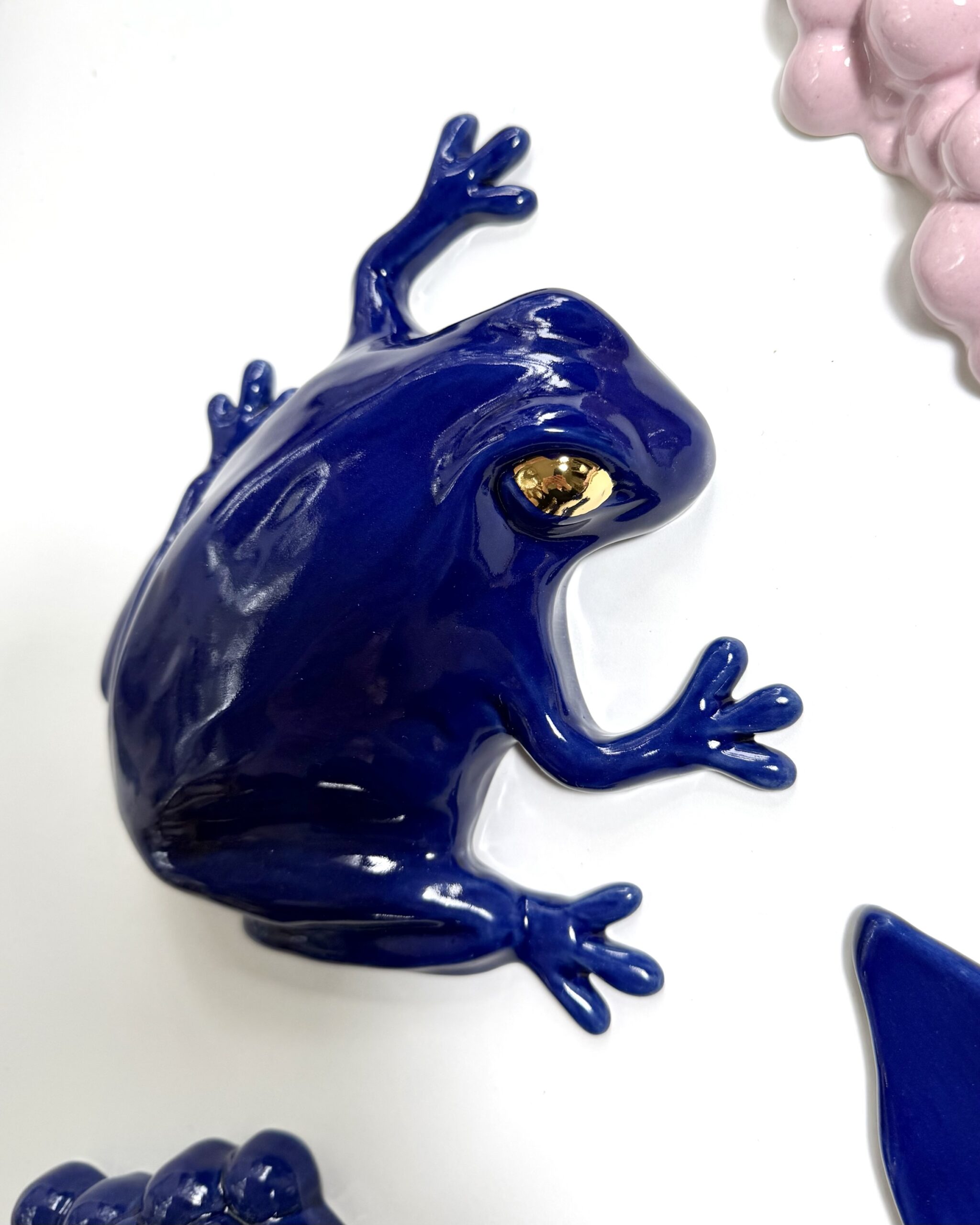 The Frog -wall sculpture, Blue, Golden eyes - Image 2