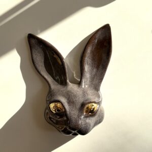 Jänö Kultasilmä -seinäveistos, ruskea