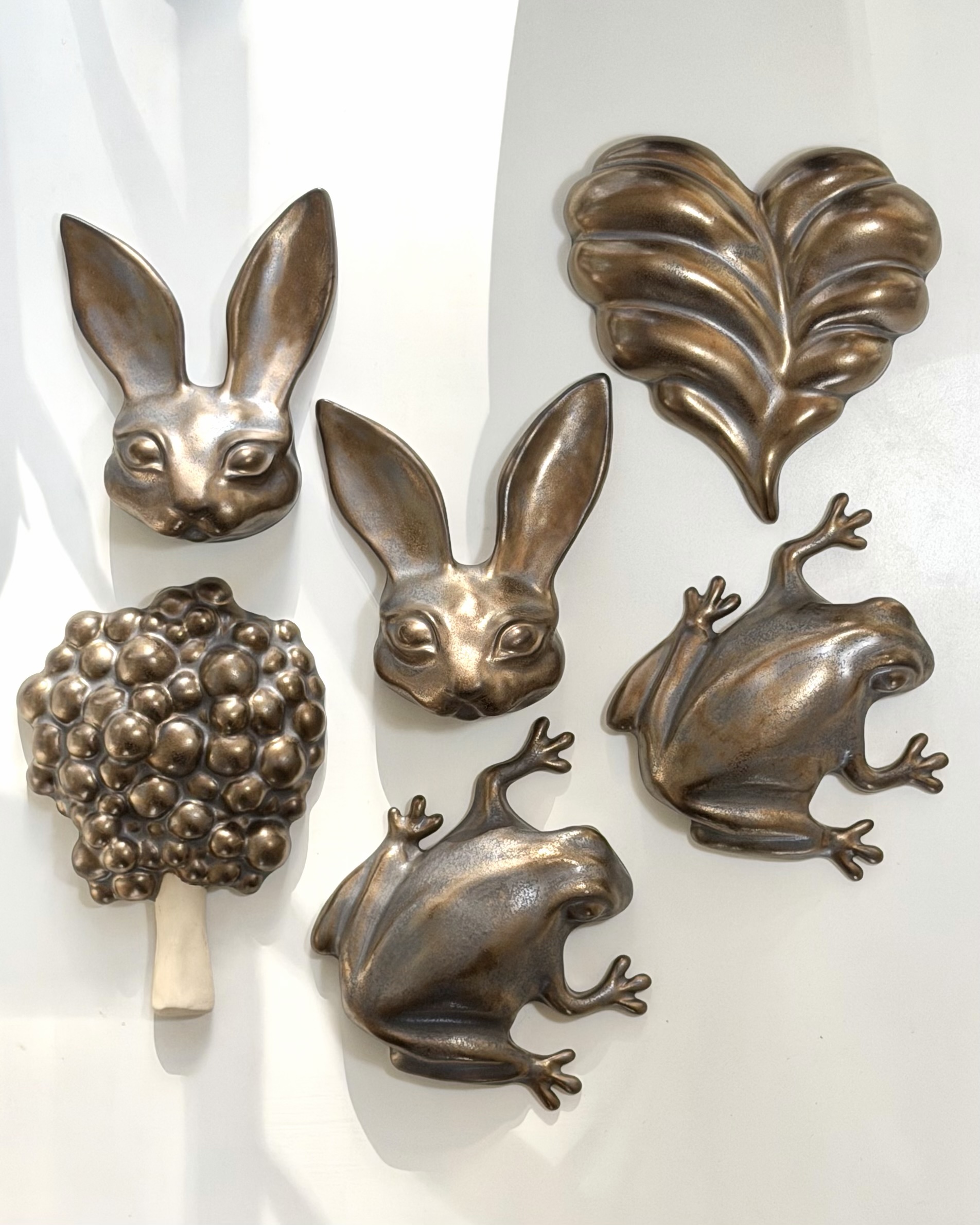 Jänö -wall sculpture, Golden-Bronze - Image 3