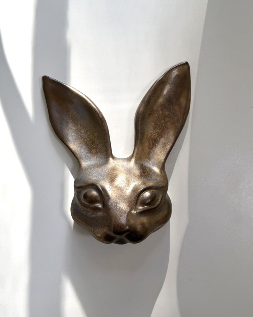 Jänö -wall sculpture, Golden-Bronze