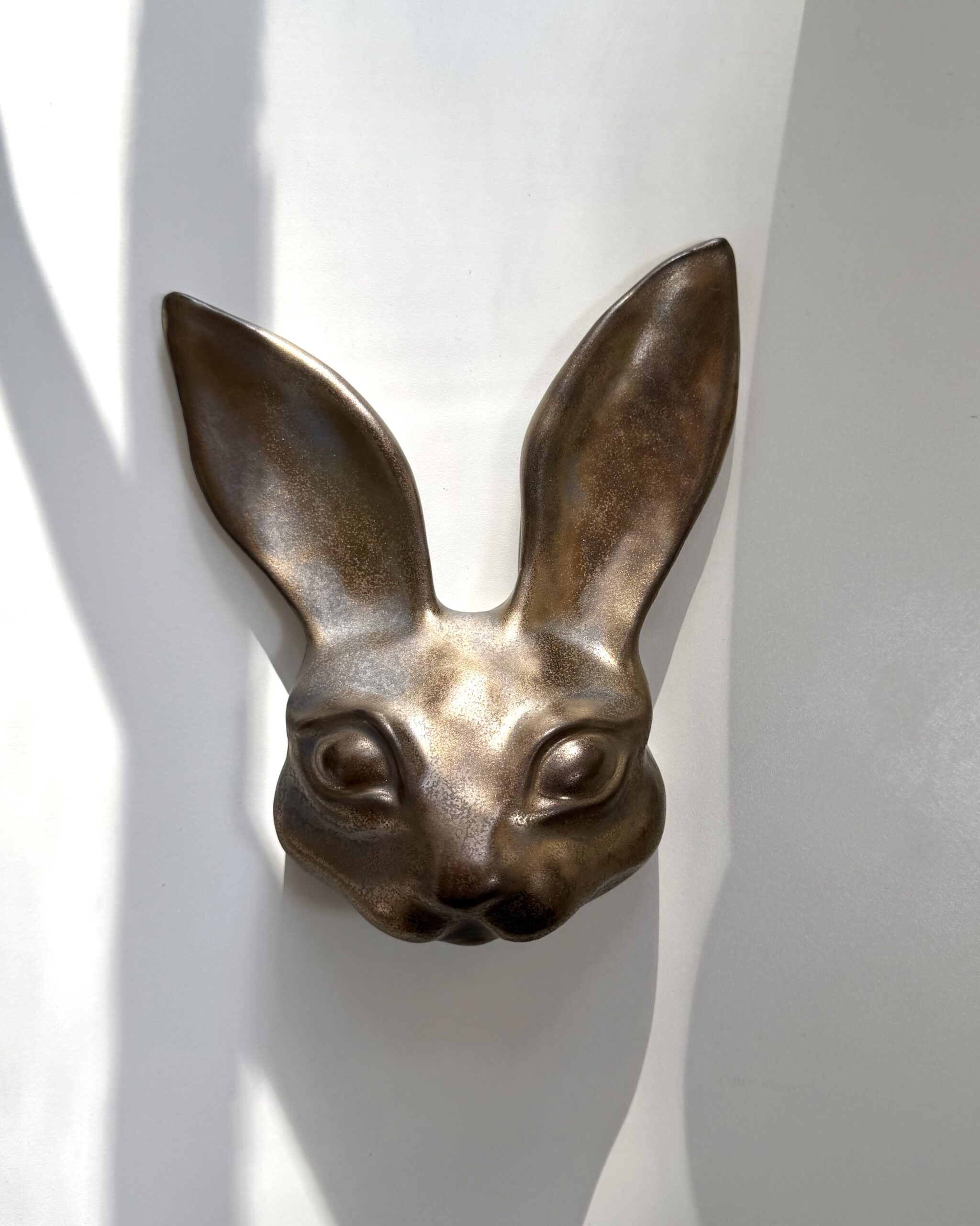 Jänö -wall sculpture, Golden-Bronze
