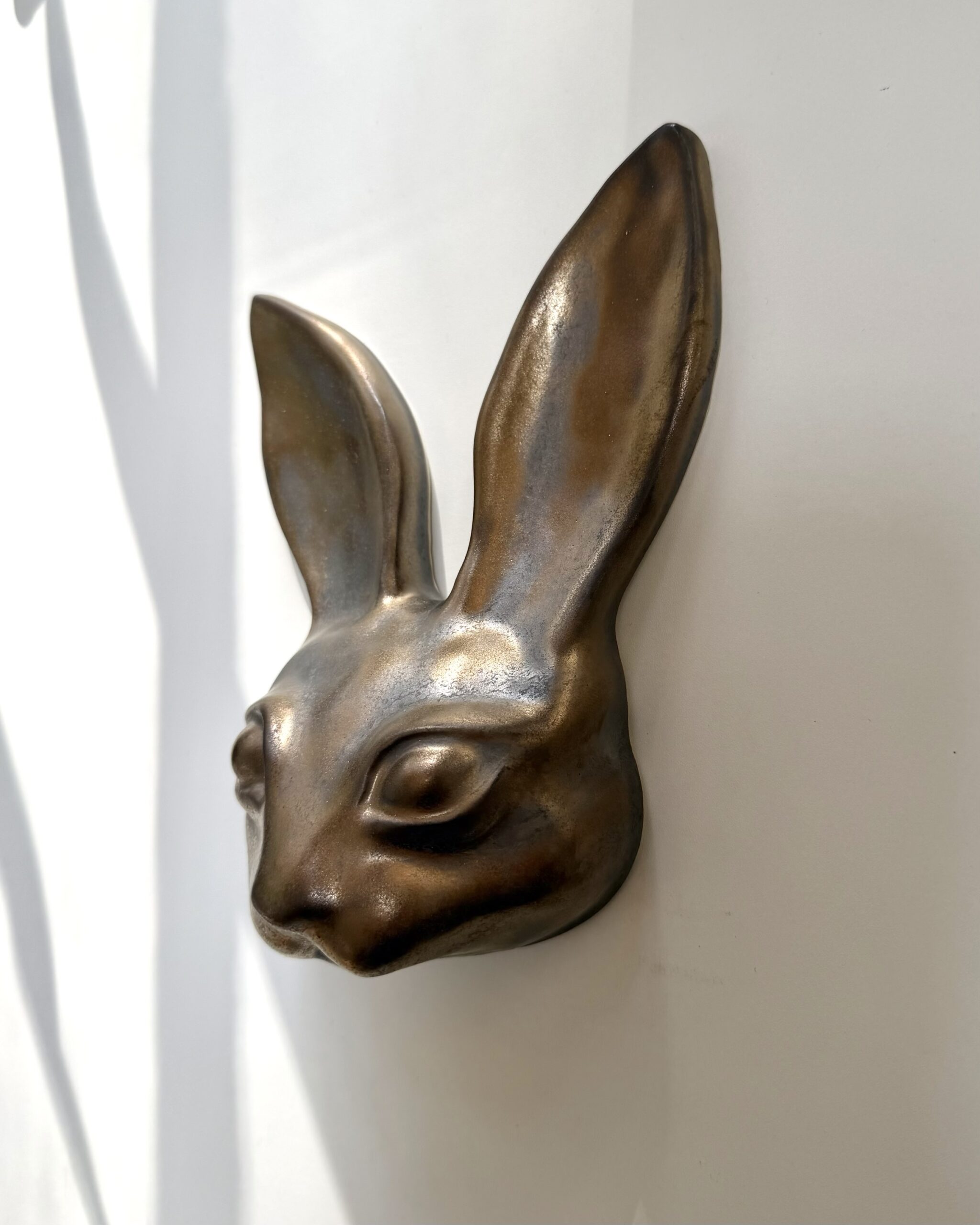 Jänö -wall sculpture, Golden-Bronze - Image 2