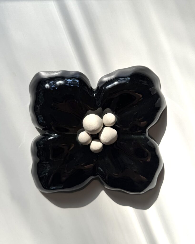 Perhoskukka -wallsculpture, Black