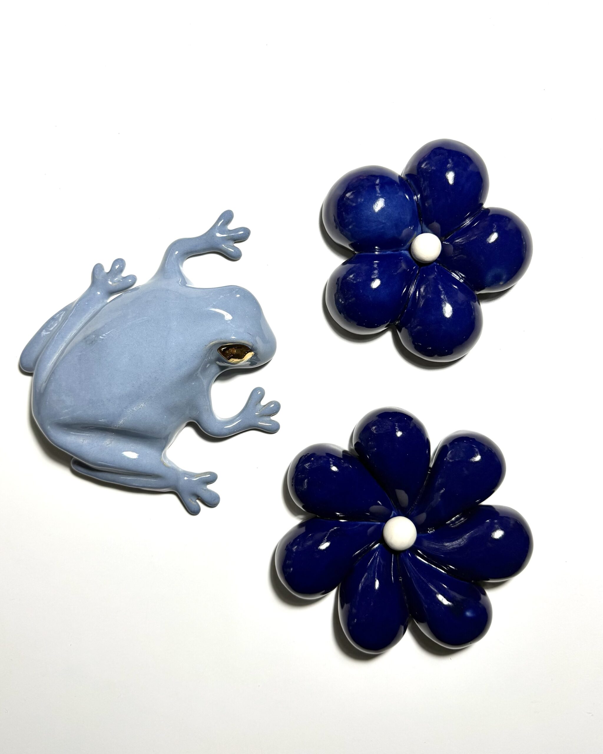 The Frog -wall sculpture, Light Blue - Image 4