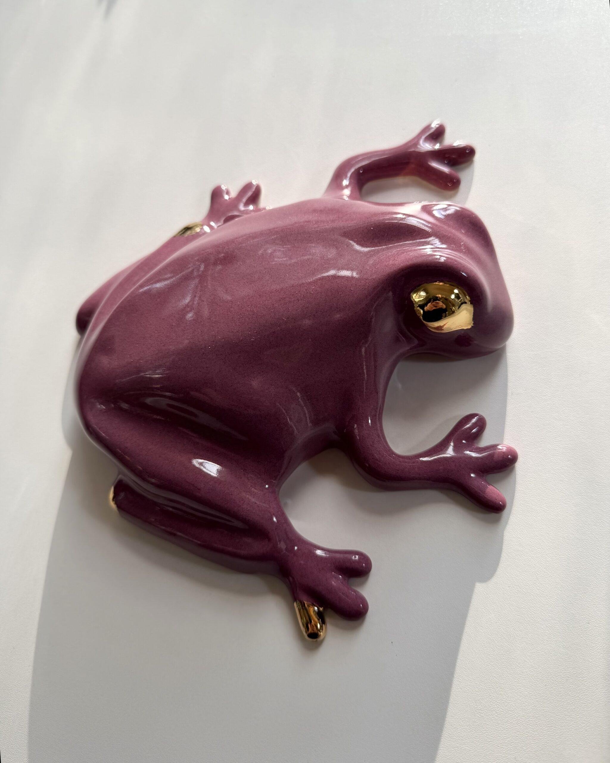 The Frog -wall sculpture, Raspberry - Image 3