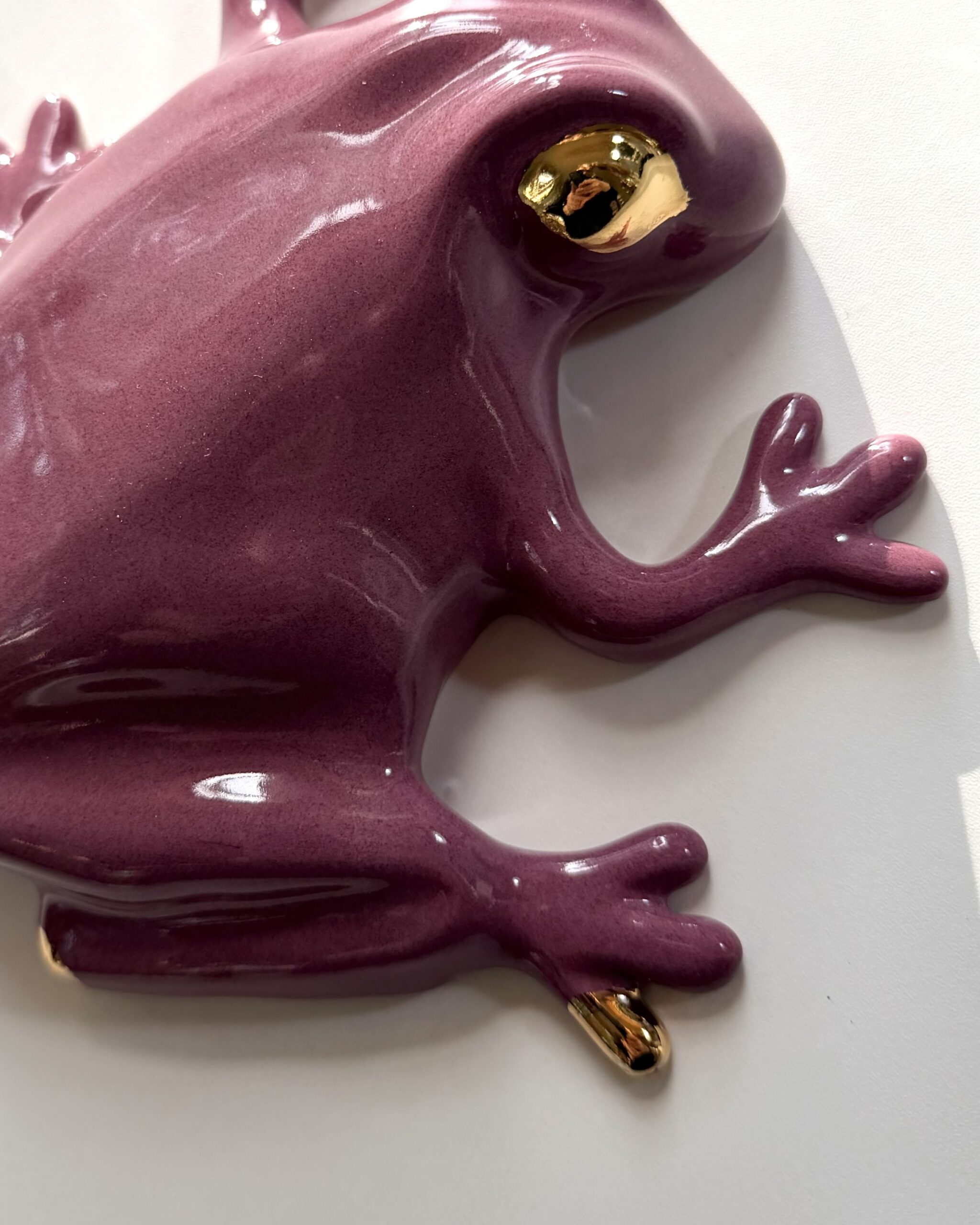 The Frog -wall sculpture, Raspberry - Image 2
