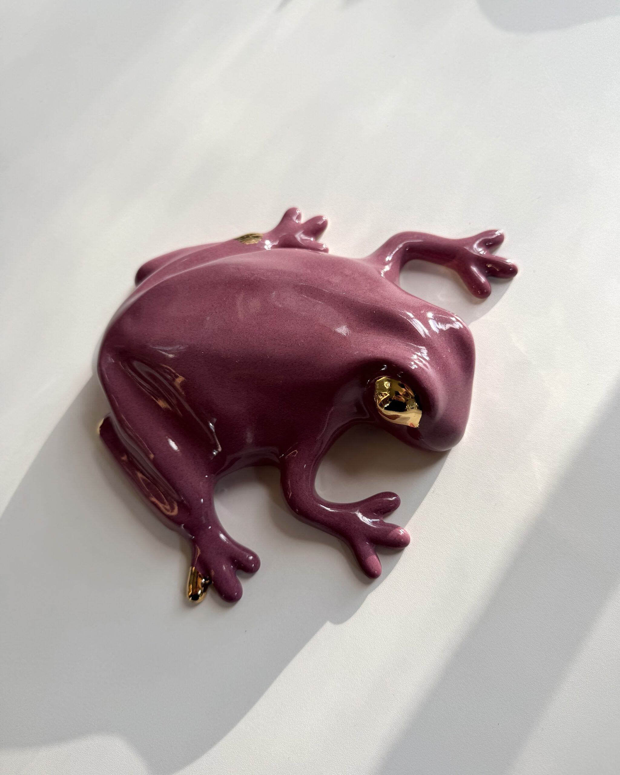 The Frog -wall sculpture, Raspberry - Image 4