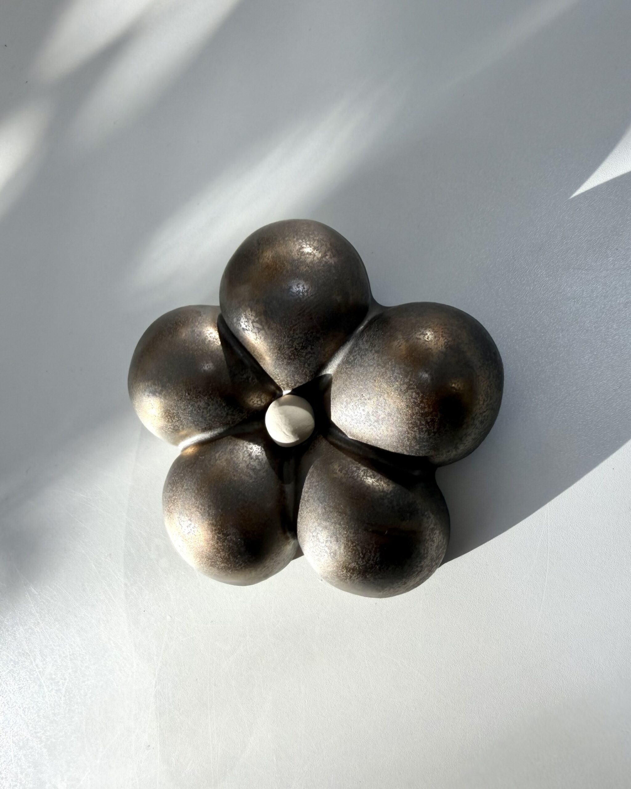 Flower -wall sculpture golden bronze - Image 2