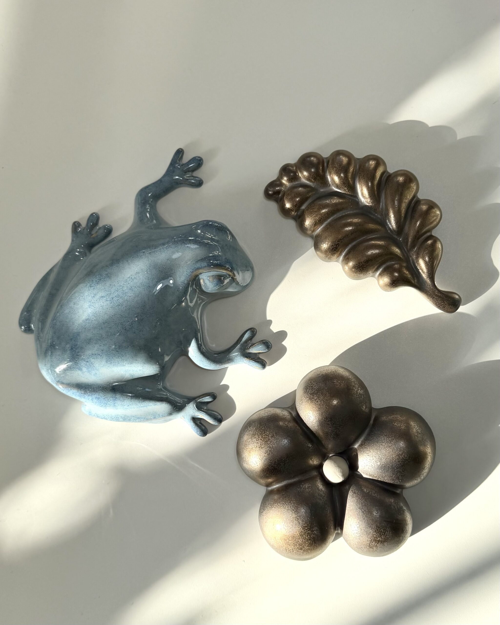 Flower -wall sculpture golden bronze - Image 3